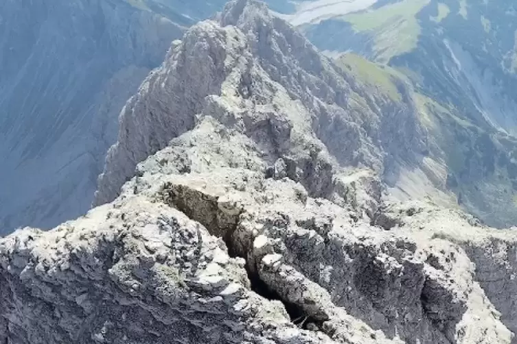 Der Riss auf dem Gipfel des Hochvogels ist mittlerweile gut 40 Meter lang, acht Meter tief und etwa drei Meter breit.