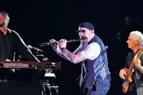 An der Flöte immer noch brillant: Ian Anderson, hier mit Bassist David Goodier und Keyboarder John O’Hara.