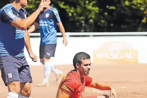 Hinspiel im August auf staubigem Hartplatz (hiervon diese Szene mit dem sitzenden SVE-Spielertrainer Oliver Reich und dem Gersba