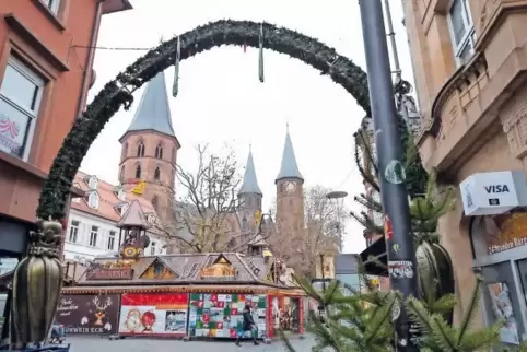 Die Vorbereitungen für den Weihnachtsmarkt laufen auf vollen Touren, hier das Entree in der Marktstraße.