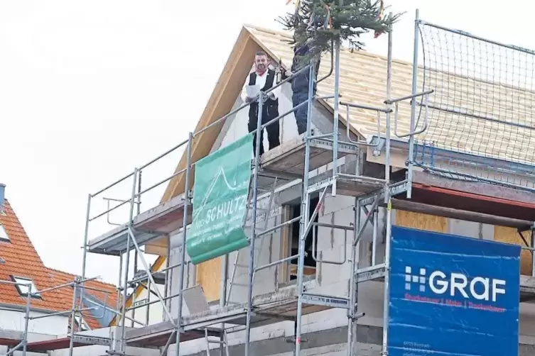 Mit einem stilvollen Richtspruch hat Jochen Closset von der Dachdeckerei Schultz gestern den Rohbau des Zoar-Hospizes geweiht. D