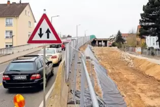 Die Horstbrücke in Landau steht nur noch zur Hälfte. Der nördliche Teil wird neu gebaut, dafür stehen 2,4 Millionen Euro im Haus