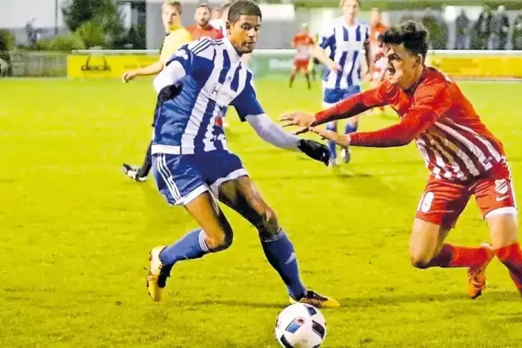 Malik Krubally (links), hier noch für Herxheim in der Landesliga am Ball, stürmt seit Sommer für die TSG Jockgrim.