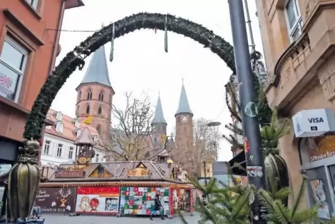 Die Vorbereitungen für den Lauterer Weihnachtsmarkt sind fast abgeschlossen. Hier das Entree in der Marktstraße.