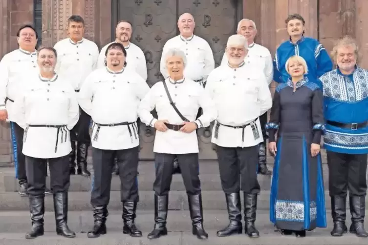 Peter Orloff (vorne Mitte) kommt am Sonntag mit seinem Schwarzmeer Kosaken-Chor zum wiederholten Mal nach Rodalben.