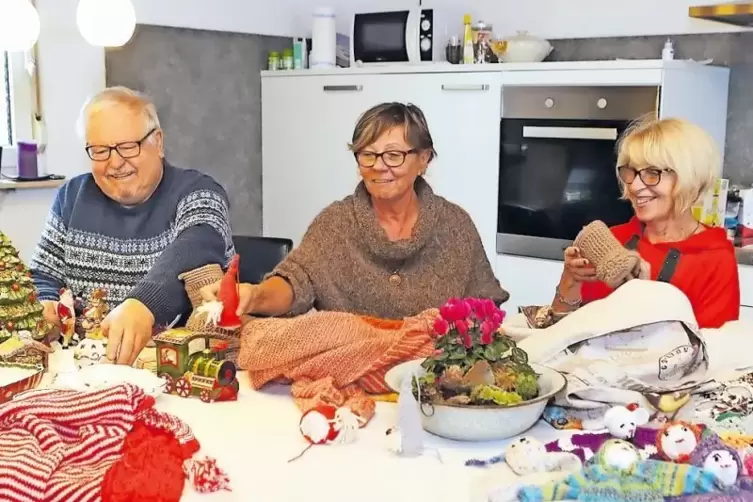 Noch fleißig beim Basteln (von links): Werner Heinrich, Heidi Ritzau und Edeltraut Heinrich.