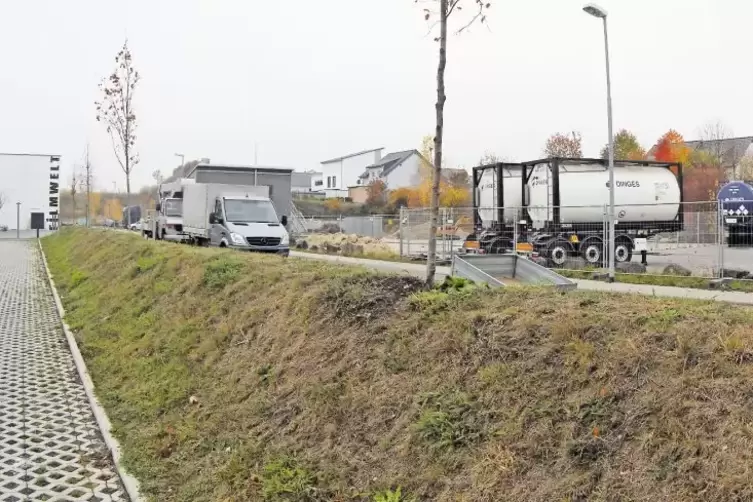 Der Parkplatz der Filmwelt (links) musste mit einem kleinen Lärmschutzwall versehen werden, auf dem Gelände rechts hätten Pkw ni