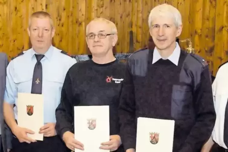 Beim Ehrenabend der Feuerwehren der Verbandsgemeine Kusel-Altenglan zeichnete Landrat Otto Rubly langjährige Feuerwehrmänner mit