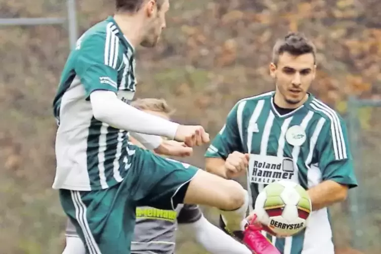 Mit dem Außenrist: Marc Windecker ist vor seinem Teamkollegen Luka Karch (rechts) vom FC Eiche Sippersfeld am Ball.