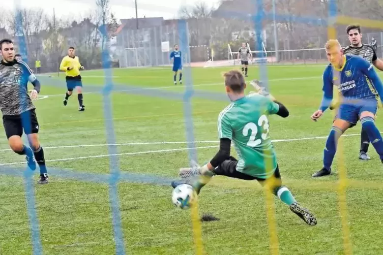 SC-Stürmer Kevin Bernhardt (rechts) sorgte vor dem Tor von Heßheims Keeper Patrick Rößel immer wieder für Gefahr.