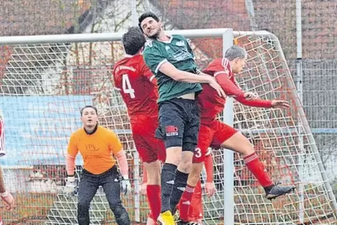 Elias Hühn (links) und Markus Steigerwaldt (beide ASV) im Kopfballduell mit dem Zweibrücker Sebastian Meil.