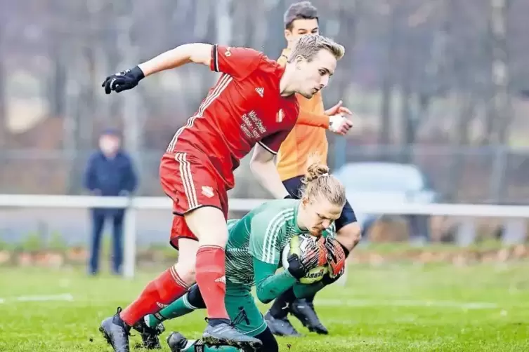 Er hat ihn: Knopp/Wiesbachs Torwart Simon Rommelfanger fängt die Kugel zwischen seinem Teamkollegen Manuel Stahl (hinten) und Fe