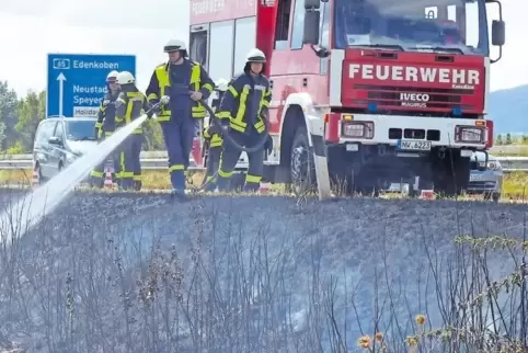 Wasser marsch: Im August 2018 musste die Neustadter Feuerwehr einen Böschungsbrand an der A 65 löschen.