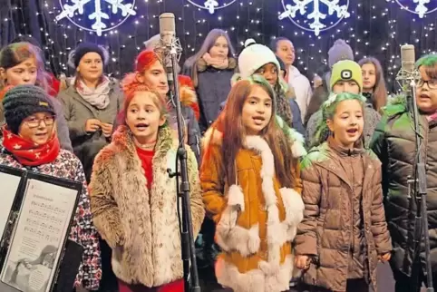 Der Kinderchor der Musikschule hat viele Weihnachtslieder einstudiert und sorgte damit für schöne Stimmung.