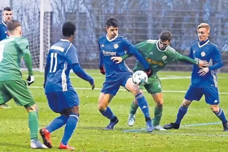 Wenig Platz: von links der Weselberger im FCH-Team, Johannes Schwarz (Nummer 9), Benson Kamau (11), Bastian Skorski, Jeremy Noah