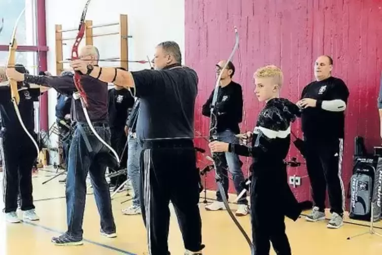 In der Turnhalle der Landsbergschule hofften Kinder wie Erwachsene auf hohe Ringzahlen, um sich für den Landesentscheid zu quali