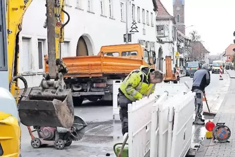 Bauarbeiter sind schon dabei, die Schäden nach dem Wasserrohrbruch in der Bahnhofstraße zu beheben.