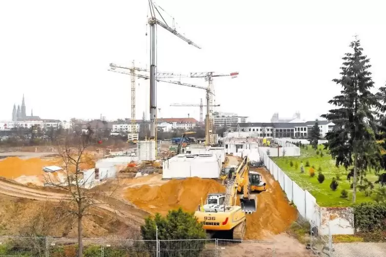 Großbaustelle: An einem Teil der neuen Häuser zwischen B 39 und Karmel wird schon gearbeitet.