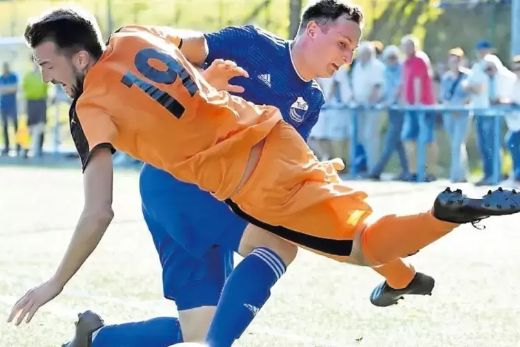 In dieser Szene auf Crashkurs, am Sonntag mit ihren Teams in der Fremde am Ball: Jonas Fehrentz (orange) vom SVN und Bepa-Akteur