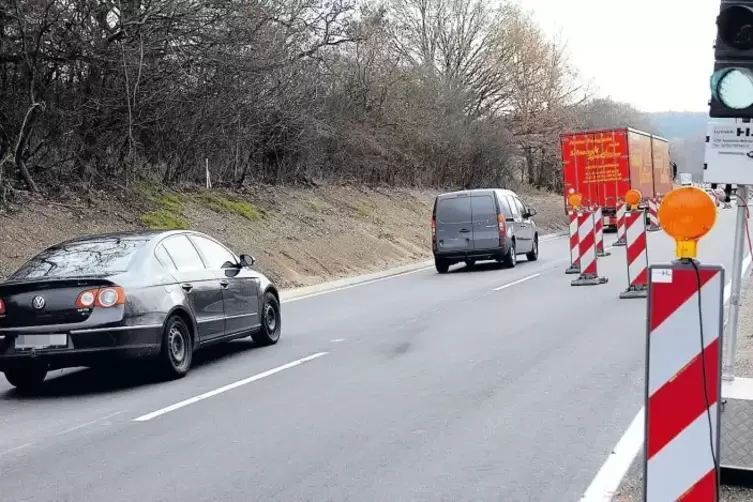 Die Ampeln auf der B 420 zwischen Unkenbach und Callbach stehen auf Grün: In einigen Tagen soll die halbseitige Sperrung aufgeho