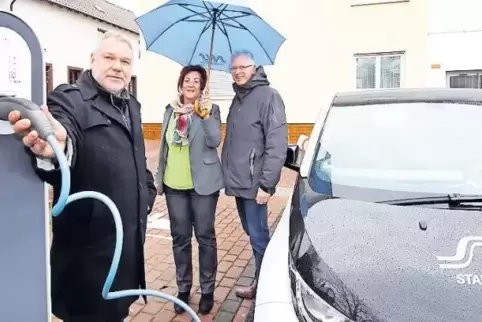 Nimmt die Elektro-Ladestation am Königsplatz in Otterstadt in Betrieb: Ralf Lang von den Stadtwerken Speyer. Unter dem Regenschi