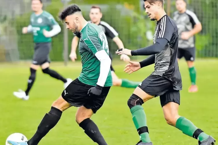 David Schinnerer (rechts) verfolgt VfR-Spieler Chorosis Petros. In der 28. Minute hatte Schinnerer Heßheim in Führung gebracht.