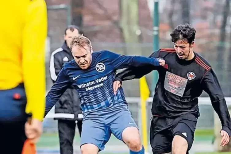 Linienlauf: Leo Felix Kunz (rechts) von der TSG Kaiserslautern versucht, Manuel Walk vom SV Schopp abzudrängen.