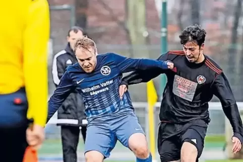 Linienlauf: Leo Felix Kunz (rechts) von der TSG Kaiserslautern versucht, Manuel Walk vom SV Schopp abzudrängen.