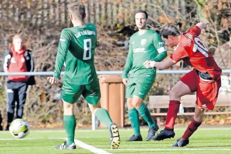 LSC-Spieler René Mamon zieht an der Strafraumgrenze ab, links Oliver Dämgen von der DJK Eppstein.