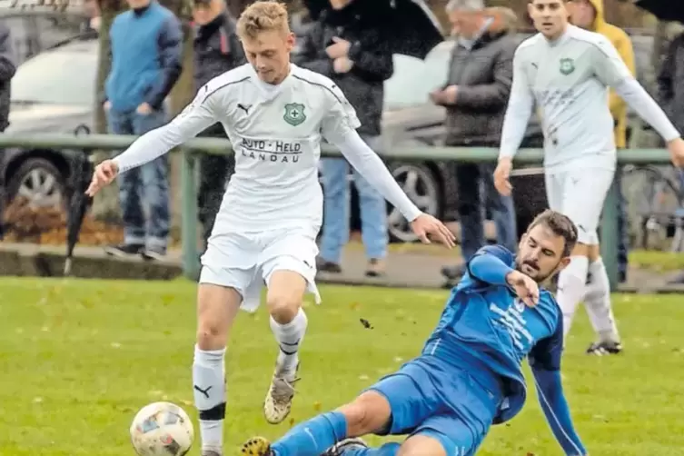 Pascal Wingerter (am Boden) kann den Hochstadter Nicolas Findt nicht stoppen. Frankweiler verlor 0:2.