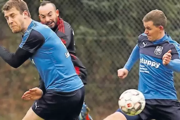 Das 2:1 für den SV Martinshöhe ist unterwegs: Marc Grigoli (Mitte) trifft. Felix Schollenberger (links) und Peter Slabizki (rech