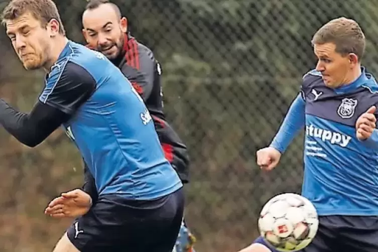 Marc Grigoli (Mitte) trifft zum 2:1 für Martinshöhe. Links Felix Schollenberger, rechts Peter Slabizki, SG Thaleischweiler-Frösc