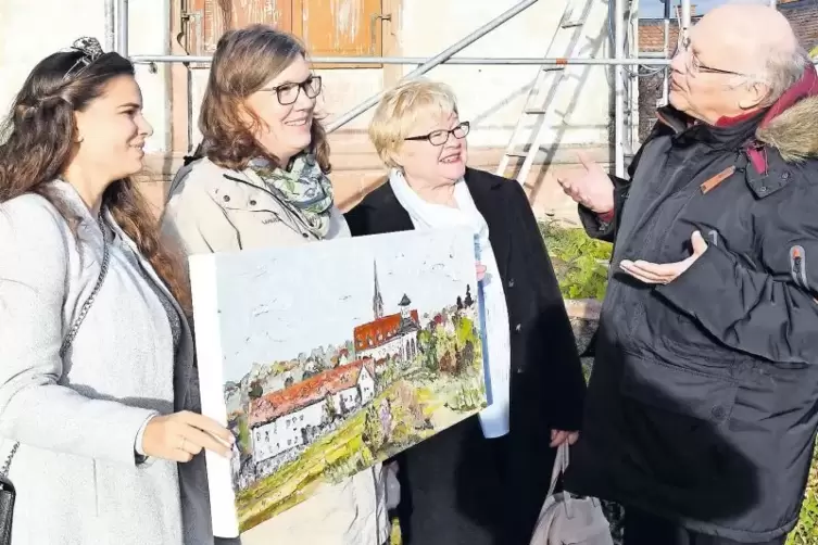 Tamara Fränzle, Weinprinzessin der Verbandsgemeinde Deidesheim, Vereinsvorsitzende Birgit Franz und Ortsbürgermeisterin Ursula K