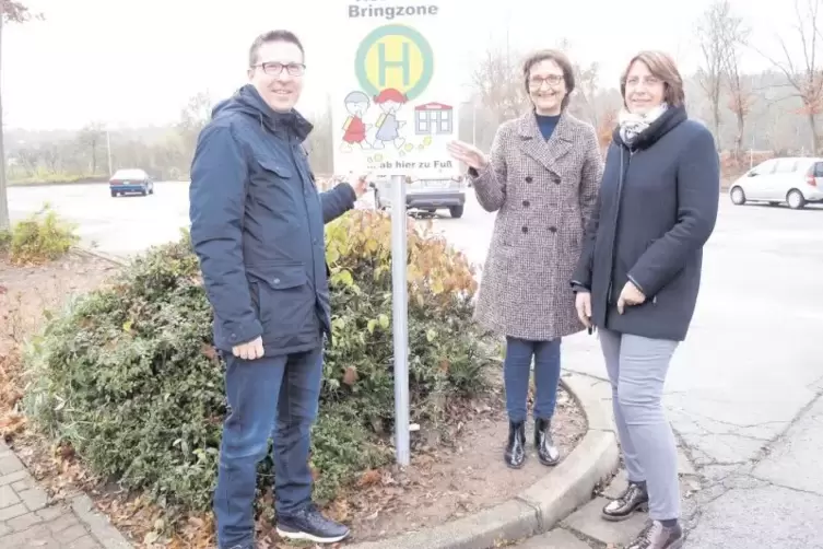 Angebot an alle Eltern-Taxis: (von links) Marcus Klein, Antonia Miecke und Sonja Tophofen bemängeln die unübersichtliche Verkahr