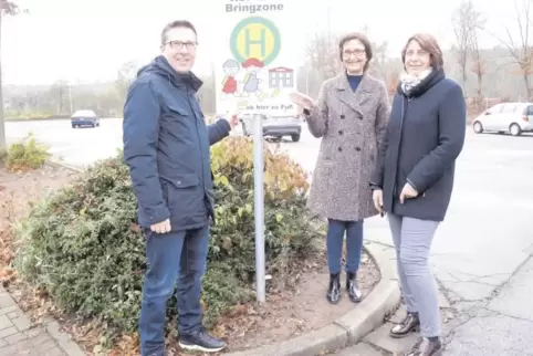 Angebot an alle Eltern-Taxis: (von links) Marcus Klein, Antonia Miecke und Sonja Tophofen bemängeln die unübersichtliche Verkahr