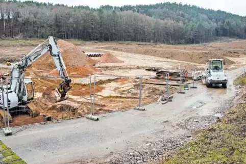 Im Interkommunalen Gewerbegebiet sind mittlerweile die Arbeiten zur Modellierung und Erschließung des Geländes im Gange.