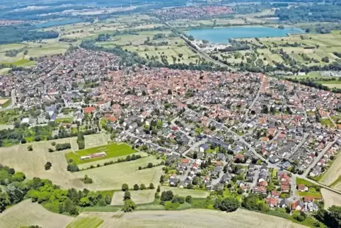 Eine Umgehung im Norden (oben links) soll Hagenbach von der Blechlawine befreien.