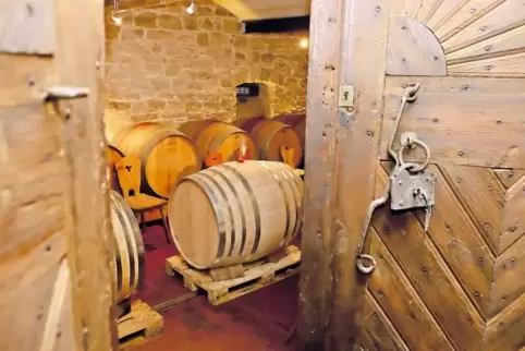 Die alte Eichenpforte ist original erhalten und bildet den Eintritt zum Weinkeller. Das schmiedeeiserne Schloss ist ebenfalls wi