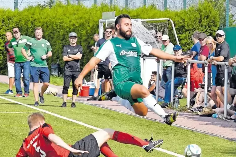 Heiße Kiste beim Derby: Hasan Yildiz (TSG Kerzenheim) gegen Luca Heilmann (TuS Ramsen, unten) im Derby