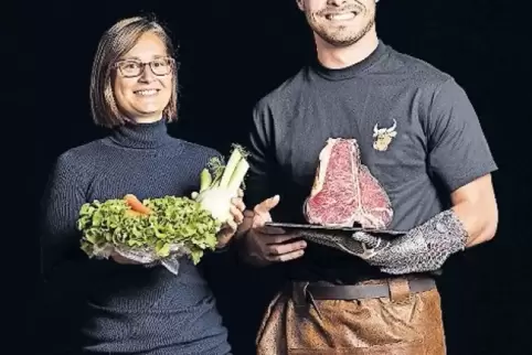 Eines von zehn Motiven: Veganerin Tessa Mertens und Lukas Braun, angehender Fleischer .