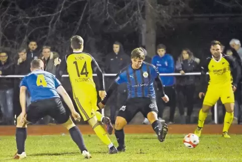 Timo Lauth (Nummer 4), sonst für Hauenstein II in der A-Klasse aktiv, feierte gestern Abend sein Verbandsliga-Debüt. Hier beobac