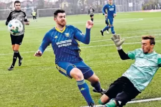 Beim Sportclub ist der Einsatz von Julian Amann (blaues Trikot), hier beim 3:0-Sieg gegen Heßheim mit ASV-Torhüter Patrick Rößel