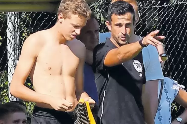 In Hermersberg offenbar ähnlich erfolgreich wie in Herschberg: Trainer Jens Mayer (rechts), hier mit Cedric Gries.