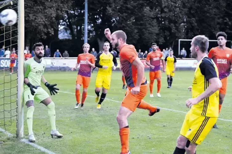 Derby: Im Hinspiel rettete Speyers Marc-David Thau (Mitte) vor dem lauernden Christopher Koch (rechts).