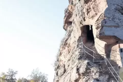 Der Aufgang zur Oberburg der Ruine Drachenfels.