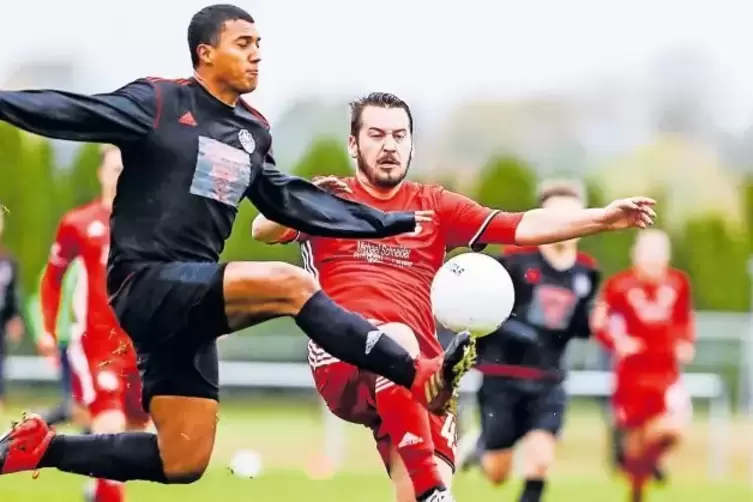 Sie wollen am Saisonende mit ihren Teams in der Bezirksliga nicht zu den Absteigern zählen: Dominic Larkins von der TSG Kaisersl