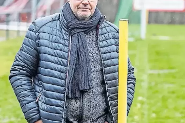 Andreas Müller, der zweite Vorsitzende des SV Mölschbach, hatte gehofft, dass der Wind die Regenwolken wegblasen würde und damit