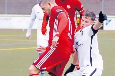 Störmanöver von hinten: Bolandens Yannick Lukas Jahn (rechts) attackiert den Queidersbacher Jonas Böhr.