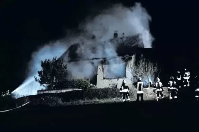 Ein Wohnhaus ist in Dielkirchen vom Feuer zerstört worden.