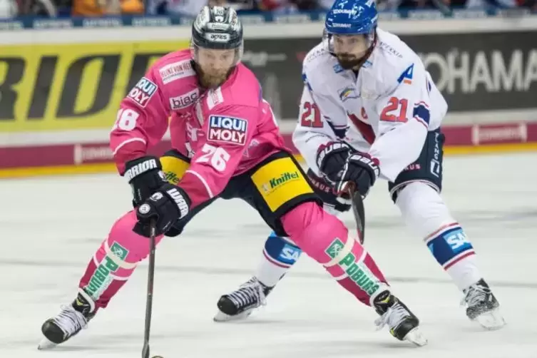 Wieder im Adler-Team: Nico Krämmer (rechts).  Foto: KUNZ 